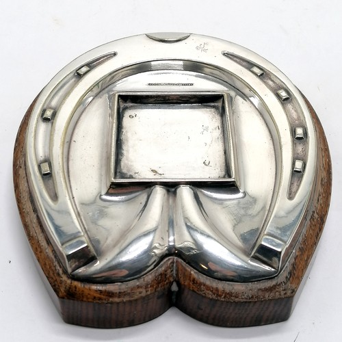 963 - Daniel & Arter silver plated horseshoe stand with glass inkwell with jockey cap hinged lid - 14cm x ... 