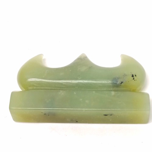 40 - Oriental hand carved green nephrite jade brush rest - 7cm across