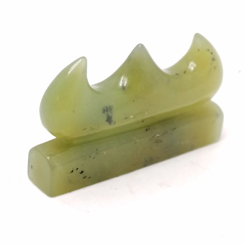 40 - Oriental hand carved green nephrite jade brush rest - 7cm across