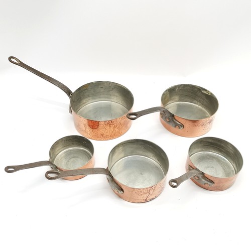 186 - Set of 5 x copper pans with cast iron handles - largest 20cm diameter