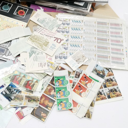 189 - Qty of UM/M GB stamps mostly in presentation packs from late 1980's to early 2000's