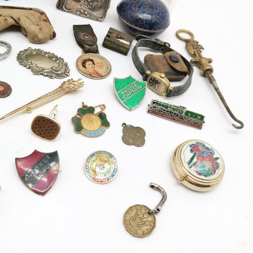 210 - Qty of oddments inc enamel badges, cloisonne pot, acme thunderer whistle, silver fronted miniature b... 