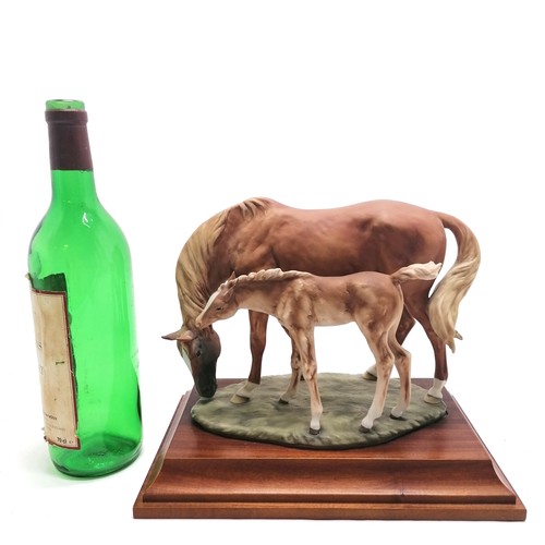 225 - Kaiser Thoroughbred mare and foal model (from ltd ed of 1200) on a wooden base - 27cm across x 22cm ... 