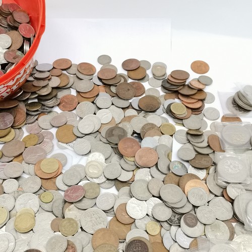 254 - Swizzels tub full of coins t/w qty of crowns (inc 1951) etc - total weight approx 13.25kg