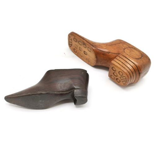 279 - 2 x antique wooden snuff shoes - smallest 10cm and lacks lid