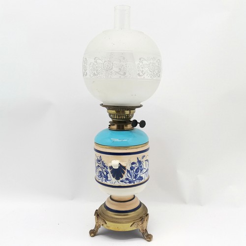 307 - Antique unusual oil lamp with bat detail to 3 feet and Hinks burner & original acid etched shade & f... 