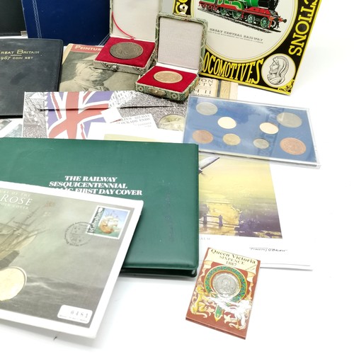 359 - Box of oddments inc Bermuda silver jubilee coin / stamp set in folder, 1980 sesquicentennial silver ... 