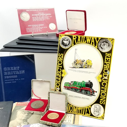 359 - Box of oddments inc Bermuda silver jubilee coin / stamp set in folder, 1980 sesquicentennial silver ... 