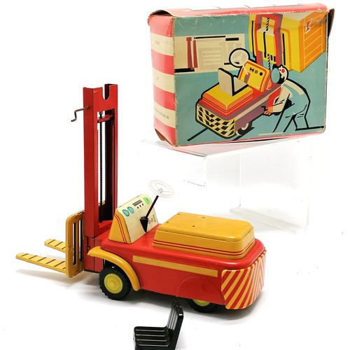 407 - Kaden (Kovodružstvo Náchod) Czech boxed tin plate model of a fork lift truck - box 23cm x 18cm x 12c... 