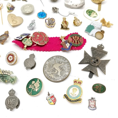 489 - Qty of badges etc inc military, Hampshire Home Help (x2), Vermin club, RAF parachute training school... 