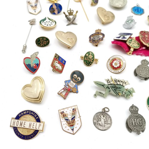 489 - Qty of badges etc inc military, Hampshire Home Help (x2), Vermin club, RAF parachute training school... 