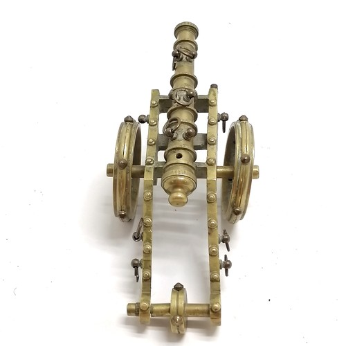 550 - Brass model of a cannon on limber - 16cm and has slight losses to detail