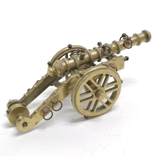 550 - Brass model of a cannon on limber - 16cm and has slight losses to detail