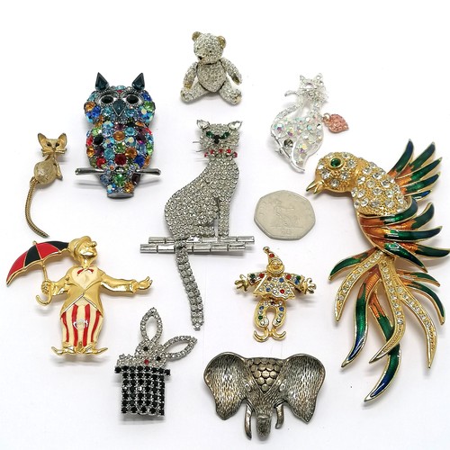 724 - Qty of costume brooches inc 2 x Butler & Wilson (cat + owl), very large bird (14cm), elephant head, ... 