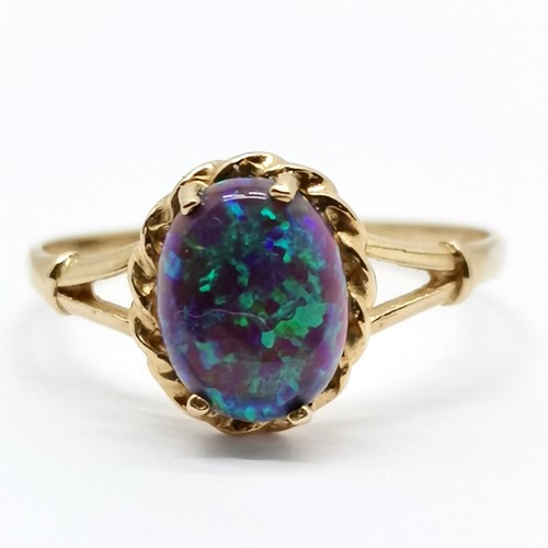 278 - 9ct gold hallmarked ring set with an opal size R 1.4g total weight