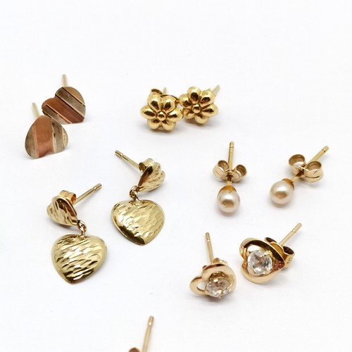 284 - 8 pairs of 9ct gold earrings including heart shaped pearl studs etc. total weight 3.2g