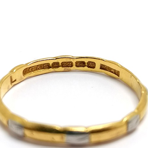 292 - 22ct gold and platinum hallmarked band ring size R 2.3g