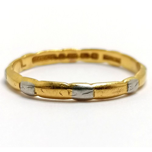 292 - 22ct gold and platinum hallmarked band ring size R 2.3g