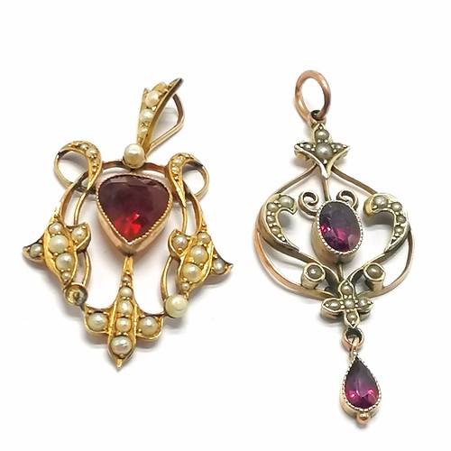 320 - 2 x 9ct marked gold antique Art Nouveau pendants set with citrine / garnet / seed pearls - longest 4... 