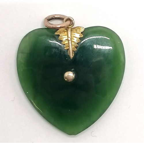 321 - Antique New Zealand 9ct marked gold mounted nephrite jade heart pendant with fern leaf detail - tota... 