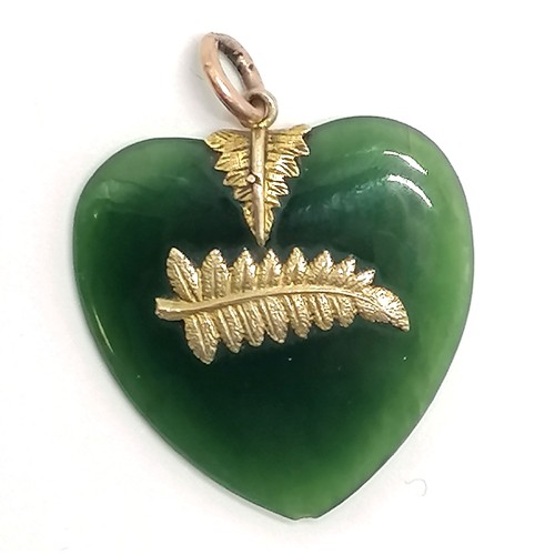 321 - Antique New Zealand 9ct marked gold mounted nephrite jade heart pendant with fern leaf detail - tota... 