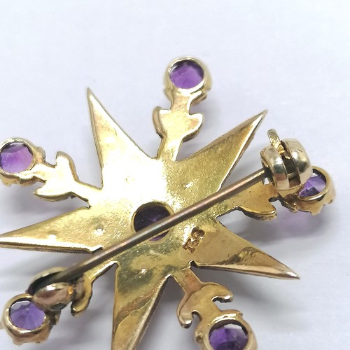 334 - 9ct marked gold amethyst & pearl star brooch - 2.8cm across & 4.1g total weight