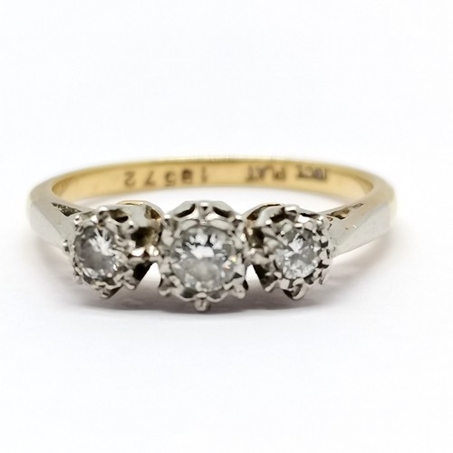 342 - 18ct & platinum 3 stone diamond ring - size O & 2.8g