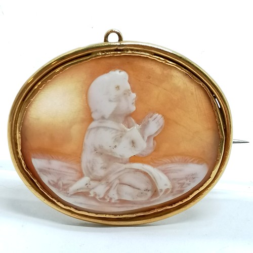 423 - Antique unmarked gold (touch tests as 18ct) hand carved cameo brooch of a child praying - 4cm across... 