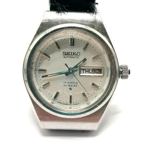 446 - Seiko automatic day / date ladies wristwatch in a stainless steel 25mm case - has wear and running B... 