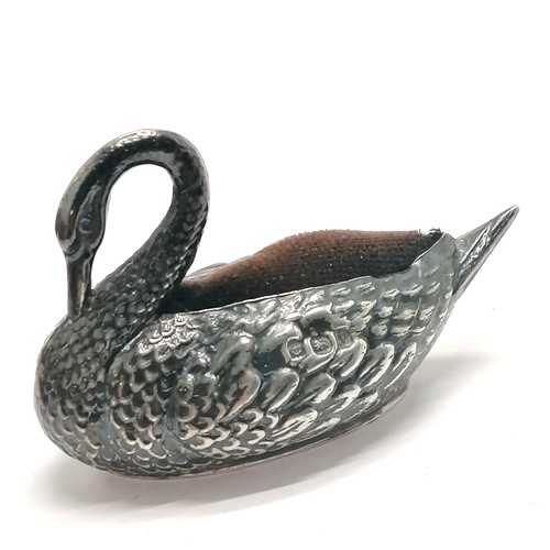 472 - Novelty silver pin cushion in the form of a swan by W J Myatt & Co - 7cm across & 14.3g total weight... 