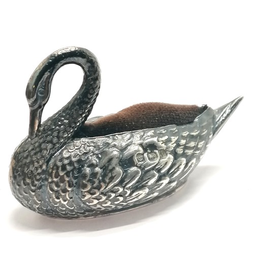 472 - Novelty silver pin cushion in the form of a swan by W J Myatt & Co - 7cm across & 14.3g total weight... 