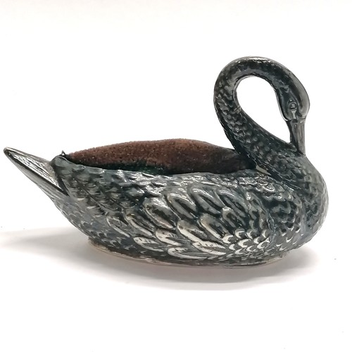 472 - Novelty silver pin cushion in the form of a swan by W J Myatt & Co - 7cm across & 14.3g total weight... 