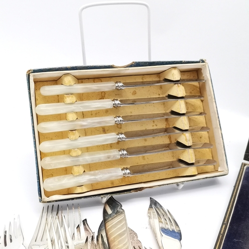 481 - Qty of loose and cased mostly silver plated cutlery inc silver cased handled butter knifes