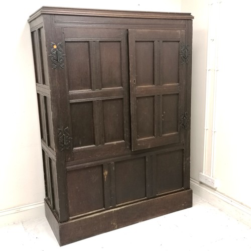 57 - Large antique oak 2 door cupboard with hanging pegs to the interior - 139cm x 58cm x 190cm