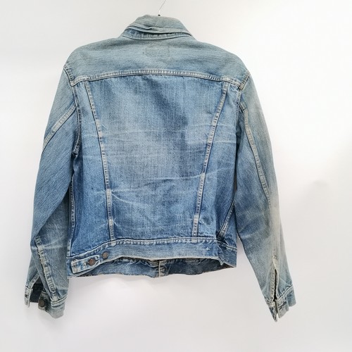 75 - Vintage Levi Strauss faded blue denim jacket - 44