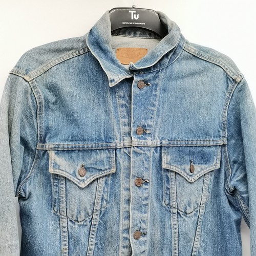 75 - Vintage Levi Strauss faded blue denim jacket - 44