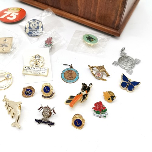 100 - Quantity of badges including WWII 3 French forces enamelled badge, RSPCA, 9th & 12th Lancers, Guinne... 