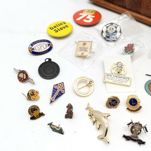 100 - Quantity of badges including WWII 3 French forces enamelled badge, RSPCA, 9th & 12th Lancers, Guinne... 