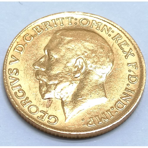 123 - 1911 George V sovereign coin - 8g and has a scuff below the kings chin