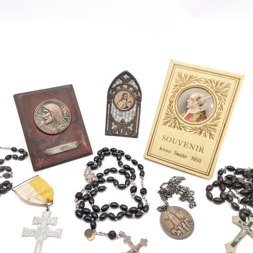 184 - Qty of religious items inc crucifixes, João da Silva medallion on chain, 1950 Vatican City stamps / ... 