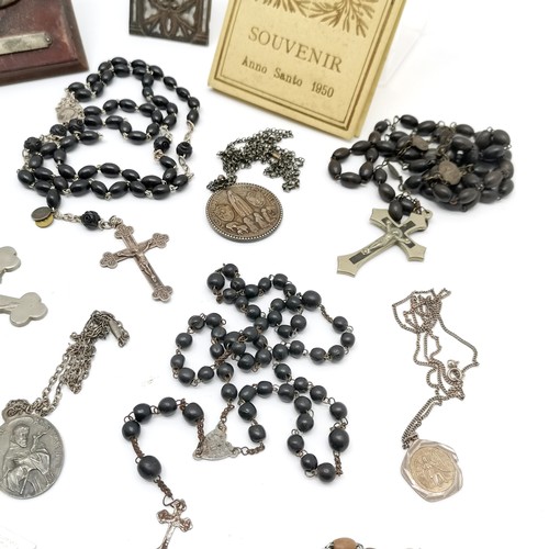 184 - Qty of religious items inc crucifixes, João da Silva medallion on chain, 1950 Vatican City stamps / ... 