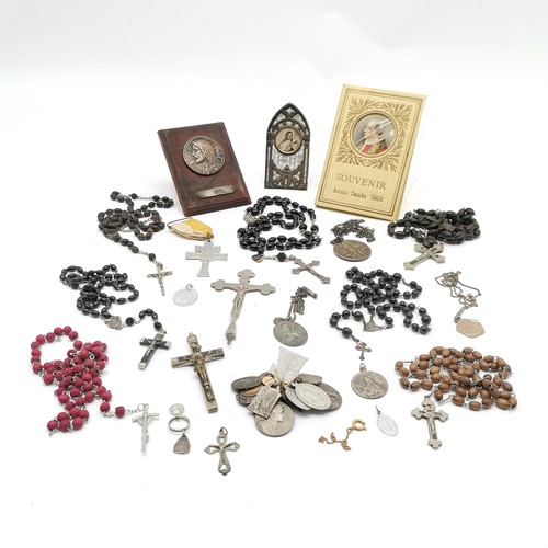 184 - Qty of religious items inc crucifixes, João da Silva medallion on chain, 1950 Vatican City stamps / ... 