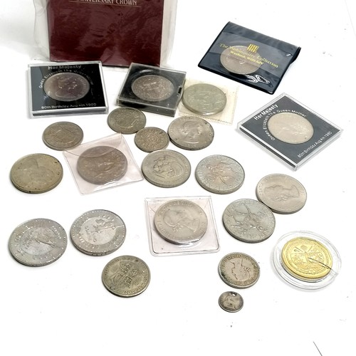 186 - Qty of coins inc 2001 Victorian anniversary £5 coin in folder, 2 x millennium £5 coins, crowns etc