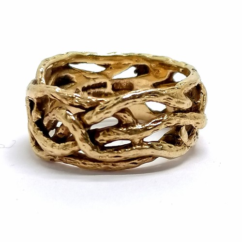 517 - 1972 9ct hallmarked gold Brutalist ring by Slade & Woolf Ltd - size O & 7.3g