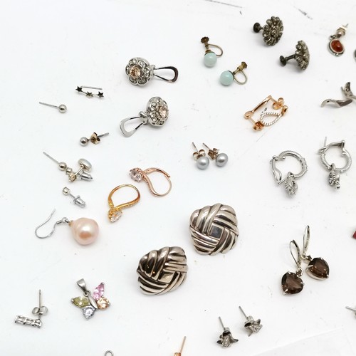 547 - Qty of pairs of earrings (mostly silver) inc amber, diamond, penguin, freshwater pearl, Judith Ripka... 