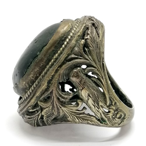 553 - Antique large eastern ring set with a nut and with bird detail to shoulders - size T