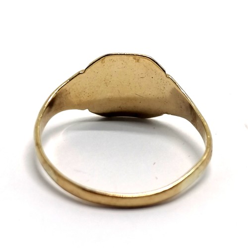 556 - Unmarked gold signet ring - size P & 1.5g slight distortion