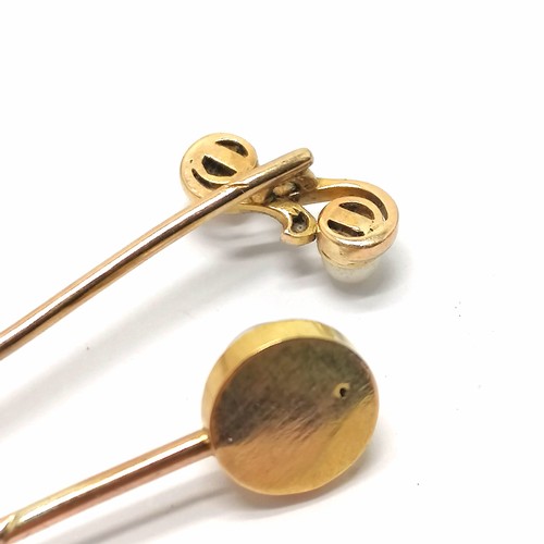 558 - 2 x antique unmarked gold stick / tie pins both set with pearl (longest 7cm has chip diamonds) - tot... 