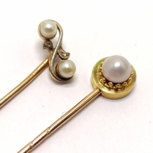 558 - 2 x antique unmarked gold stick / tie pins both set with pearl (longest 7cm has chip diamonds) - tot... 