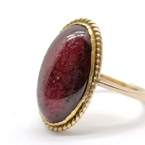 563 - Antique unmarked gold (touch test as 14ct) ring set with cabochon amethyst total weight 2.74g - amet... 